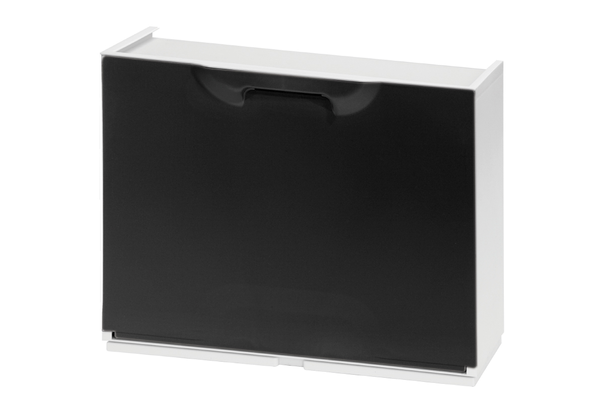 Παρουσιάζεται η παπουτσοθήκη.